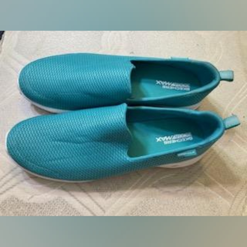 Skechers Goga max slip ons